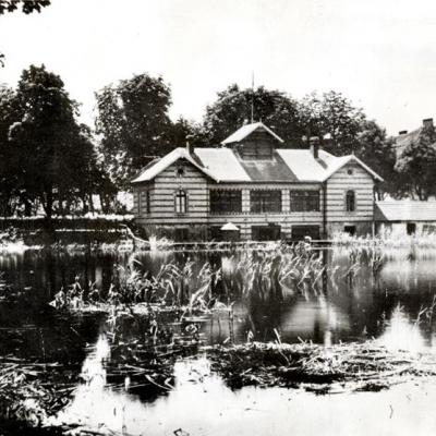 Bara kod Željeznike stanice, zgrada klizališta , ko 1920. godine